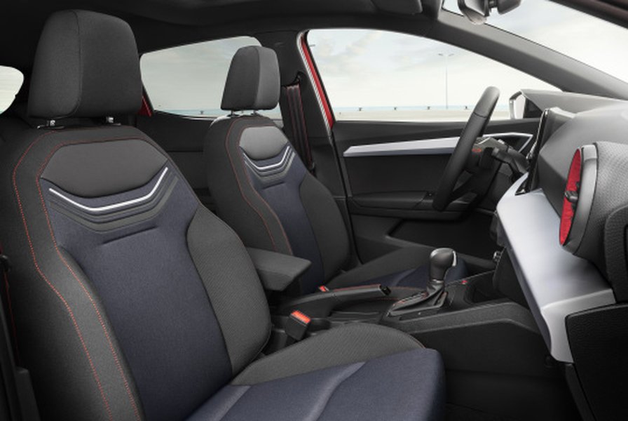 Interior de un SEAT Ibiza FR.