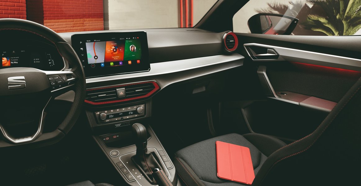Interior del SEAT Ibiza mostrando el salpicadero y la pantalla de infoentretenimiento