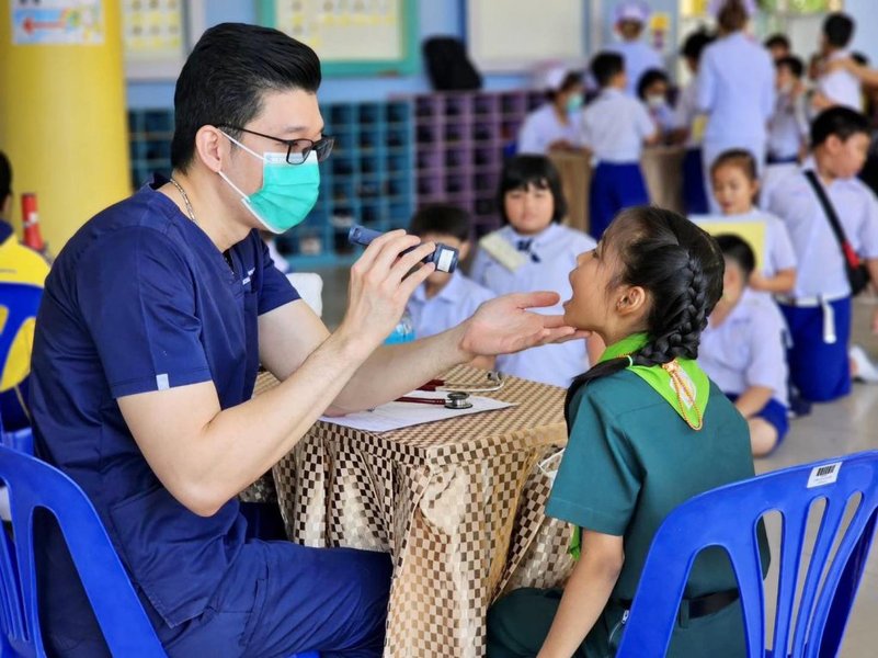 นักเรียนเข้ารับการตรวจสุขภาพประจำปีในโรงเรียน