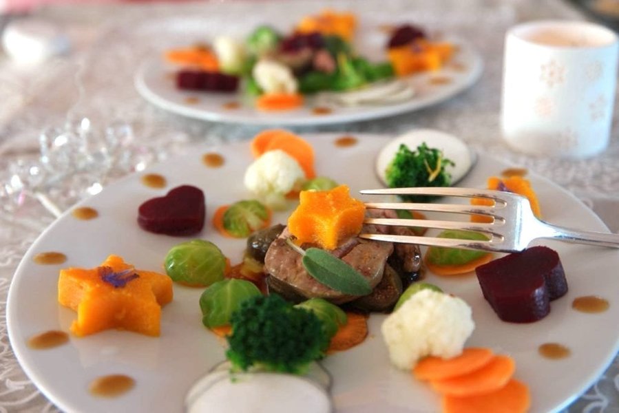 Présentation artistique de légumes cuits, mettant en valeur leur couleur et fraîcheur