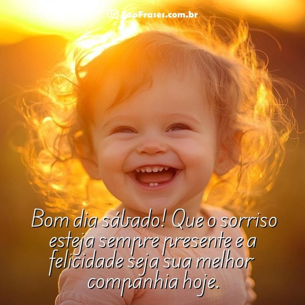 Criança sorrindo radiantemente sob a luz do sol, simbolizando pura alegria.