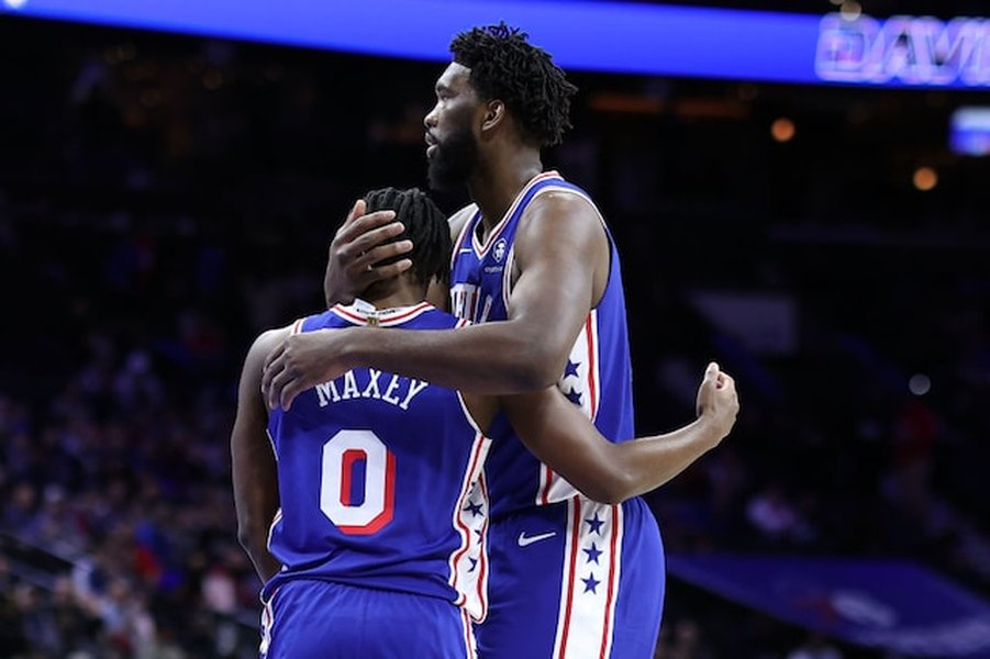 Harden con los 76ers en un juego memorable