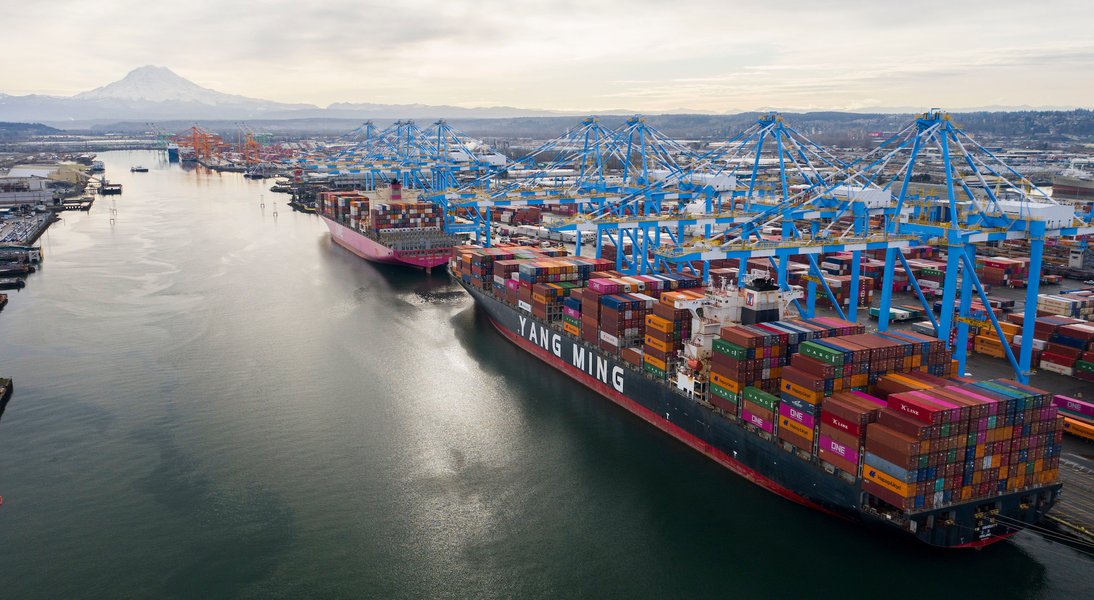 tariffs-impact-global-trade-r21rb4zn