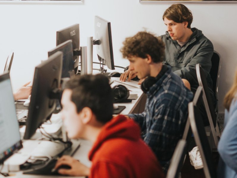 teach-critical-thinking-frontend-devs-69abb93x