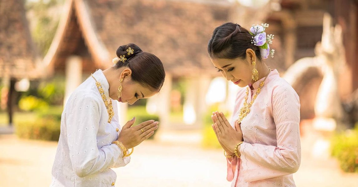 กลุ่มคนไทยกำลังไหว้