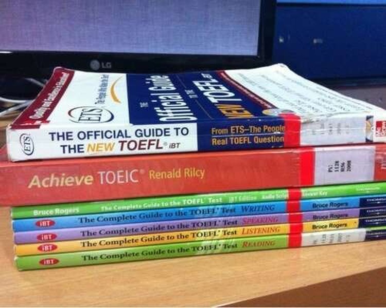 Materiales de estudio para el TOEFL sobre un escritorio
