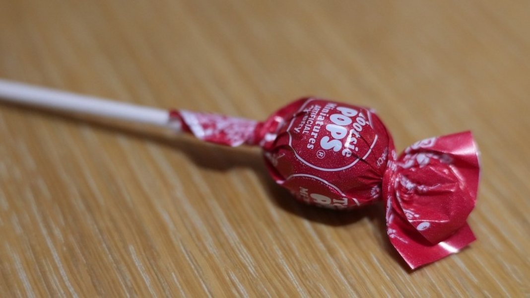 tootsie-pop-lick-count-science-explained-pkfbdswc