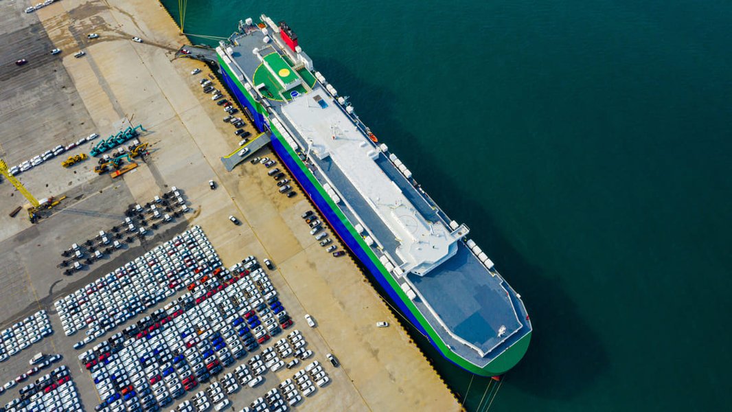 Coches en un barco de transporte Ro-Ro