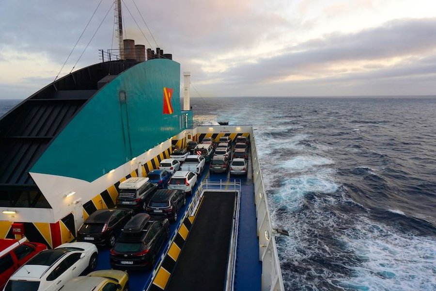 Ferry navegando al atardecer
