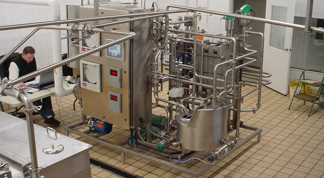 Equipo de pasteurización HTST en una planta láctea