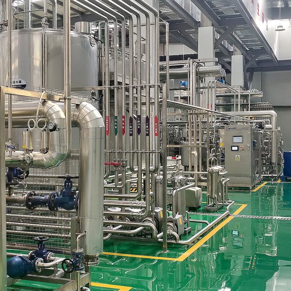 Línea de procesamiento de leche en una fábrica