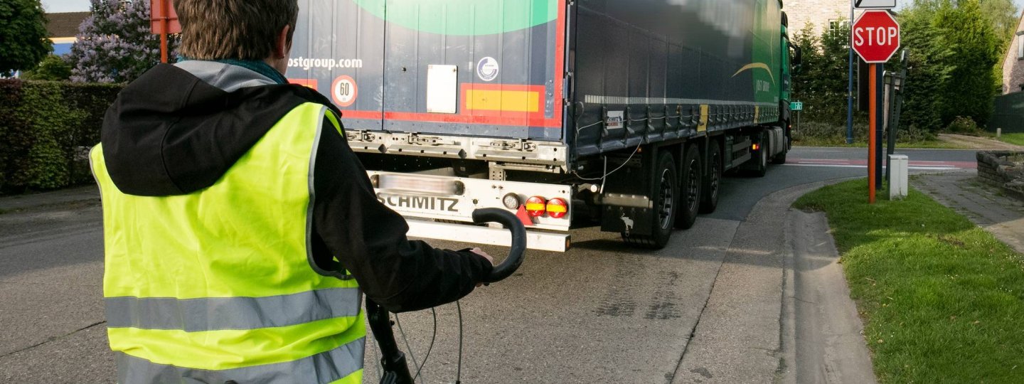 vrachtwagen helling veilig stoppen