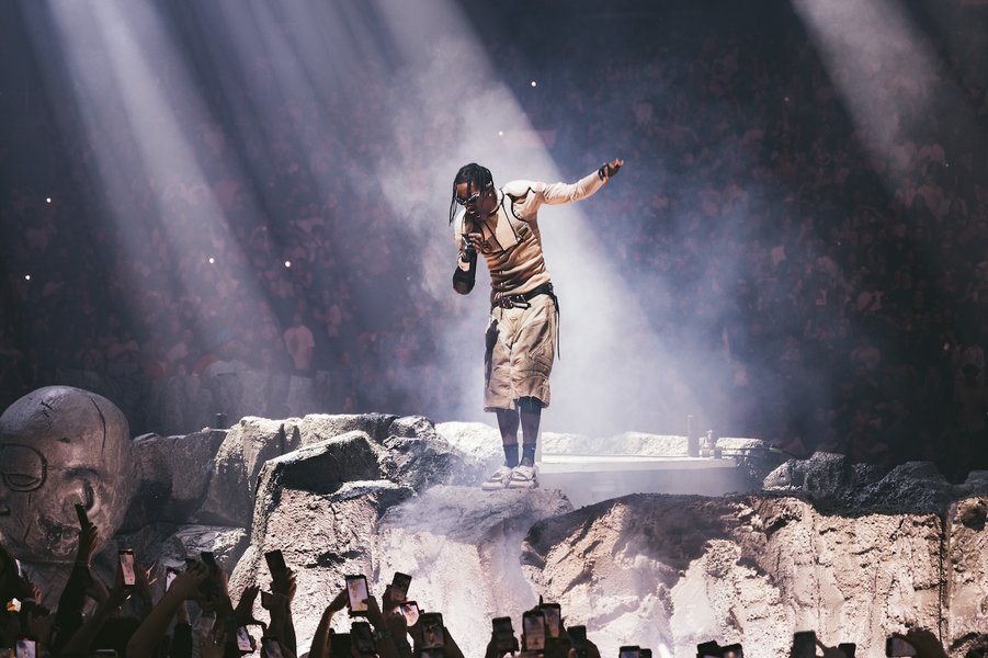 Travis Scott en el escenario durante su gira Utopia - Circus Maximus