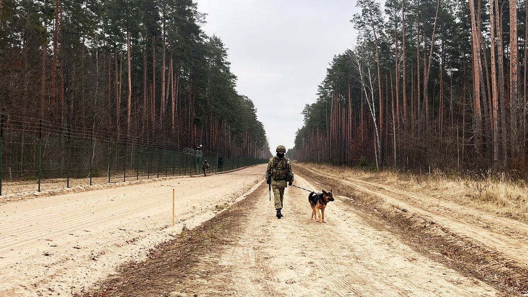ukrainian-men-illegal-border-crossing-mzj6ff4p