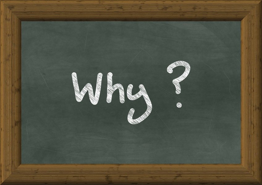Pizarra con la palabra 'Why?' (¿Por qué?) escrita