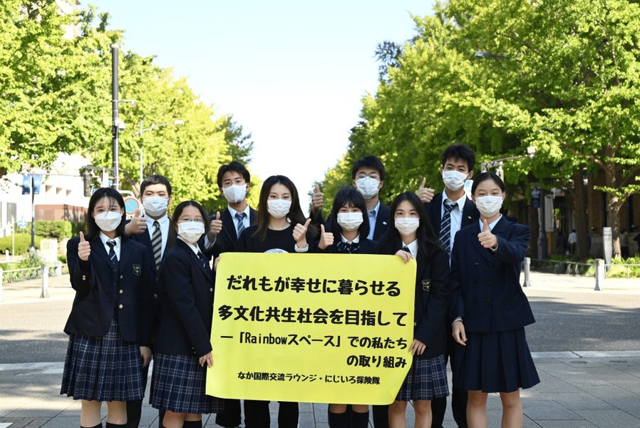 多文化共生社会を目指すイベントで人々が交流している様子