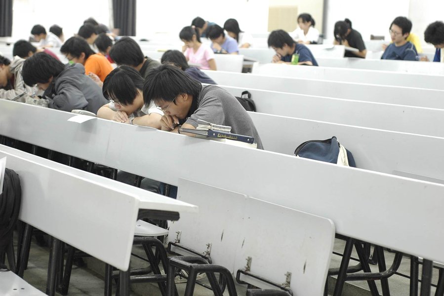 university-students-no-textbooks-notes-mentality-6zoqyd99