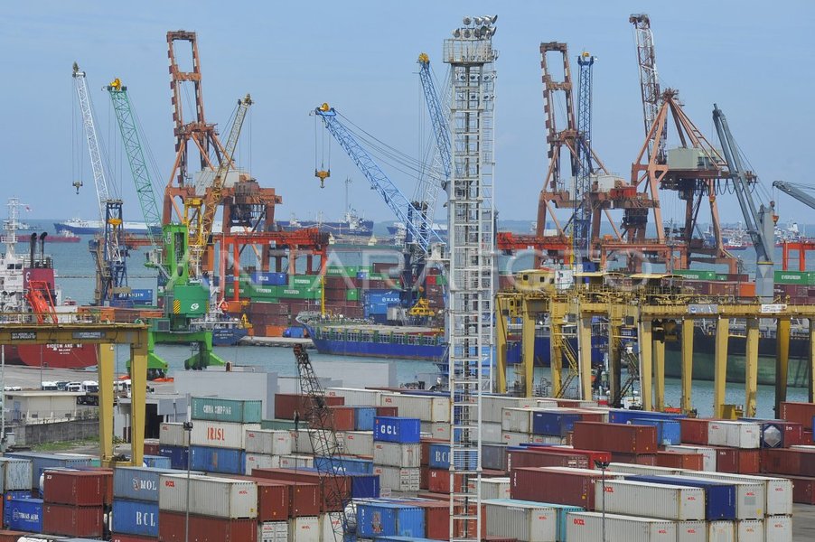 Aktivitas bongkar muat di pelabuhan