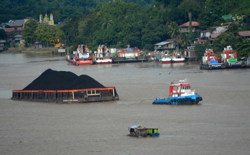 Aktivitas kapal tongkang pengangkut batubara di Sungai Mahakam