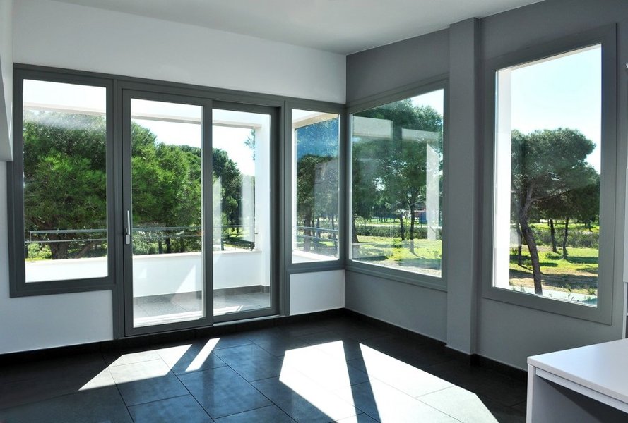 Ventanas y puertas de PVC gris