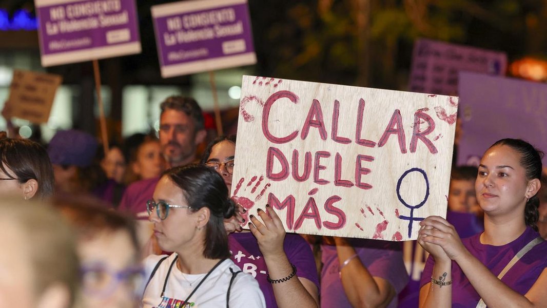 mujeres protestando contra violencia de género en Canarias