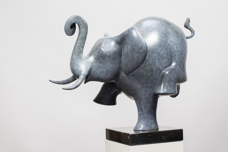Bronzen beeld van een dansende olifant