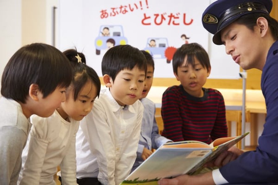 ボランティアリーダーが保護者と対話する様子