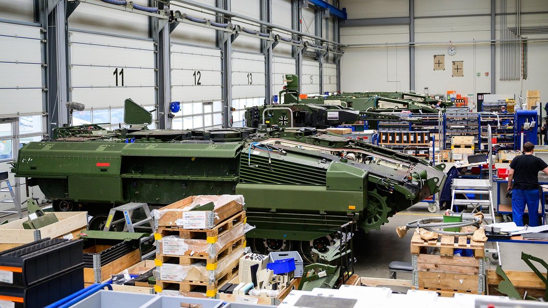 Produktion von Panzern in einer Fabrikhalle