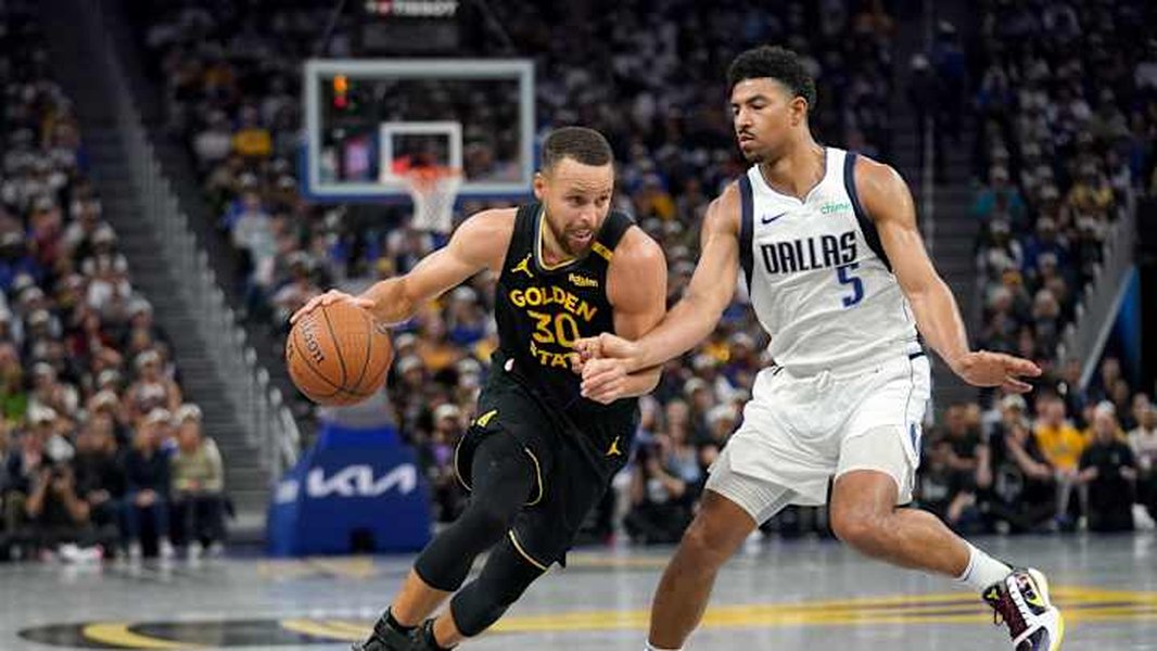 Steph Curry shooting during Warriors-Mavericks game