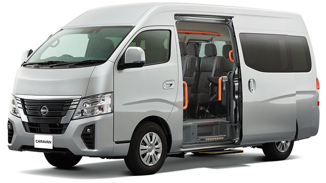 車椅子用リフトを装備した日産キャラバン