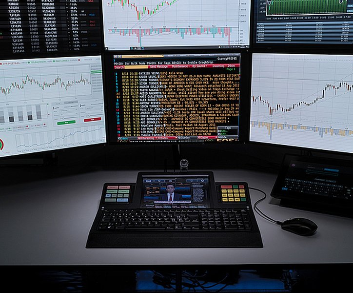Moderner Trading Desk mit mehreren Monitoren