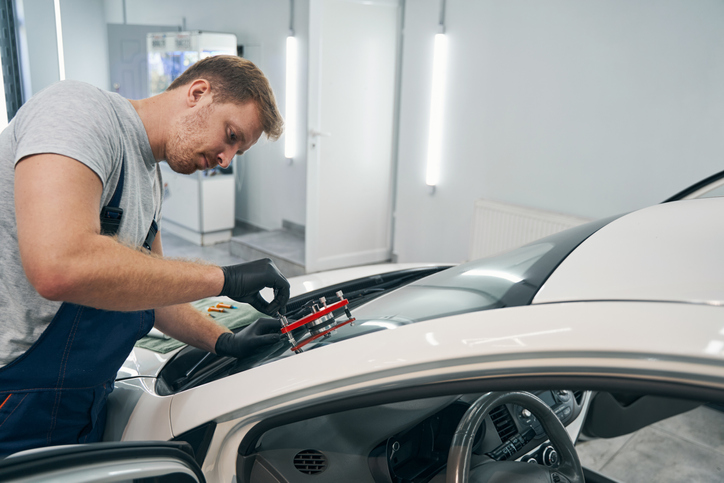 auto glass repair vehicle technician