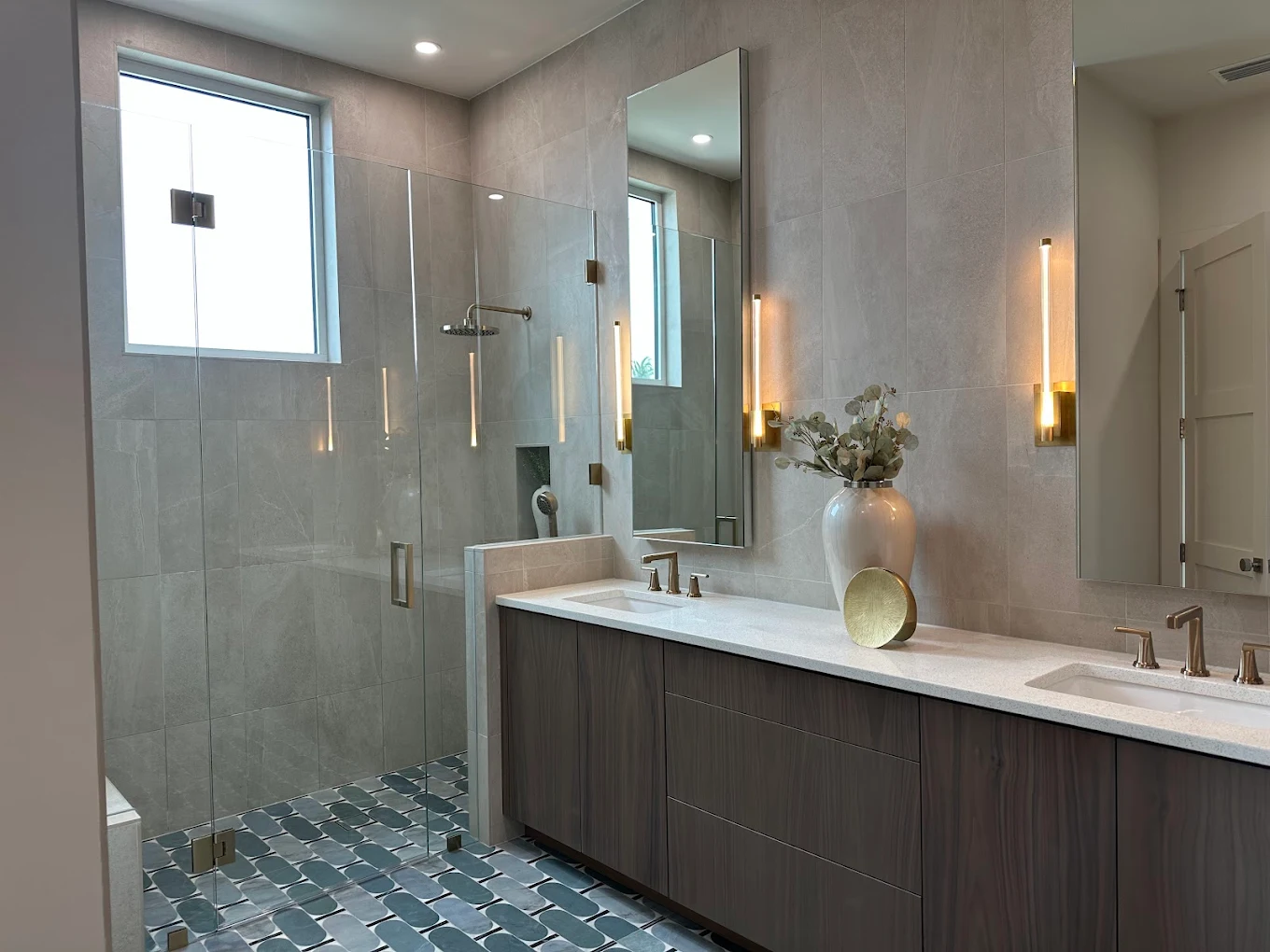 Pristine Tampa bathroom after deep cleaning by Easy Clean Service