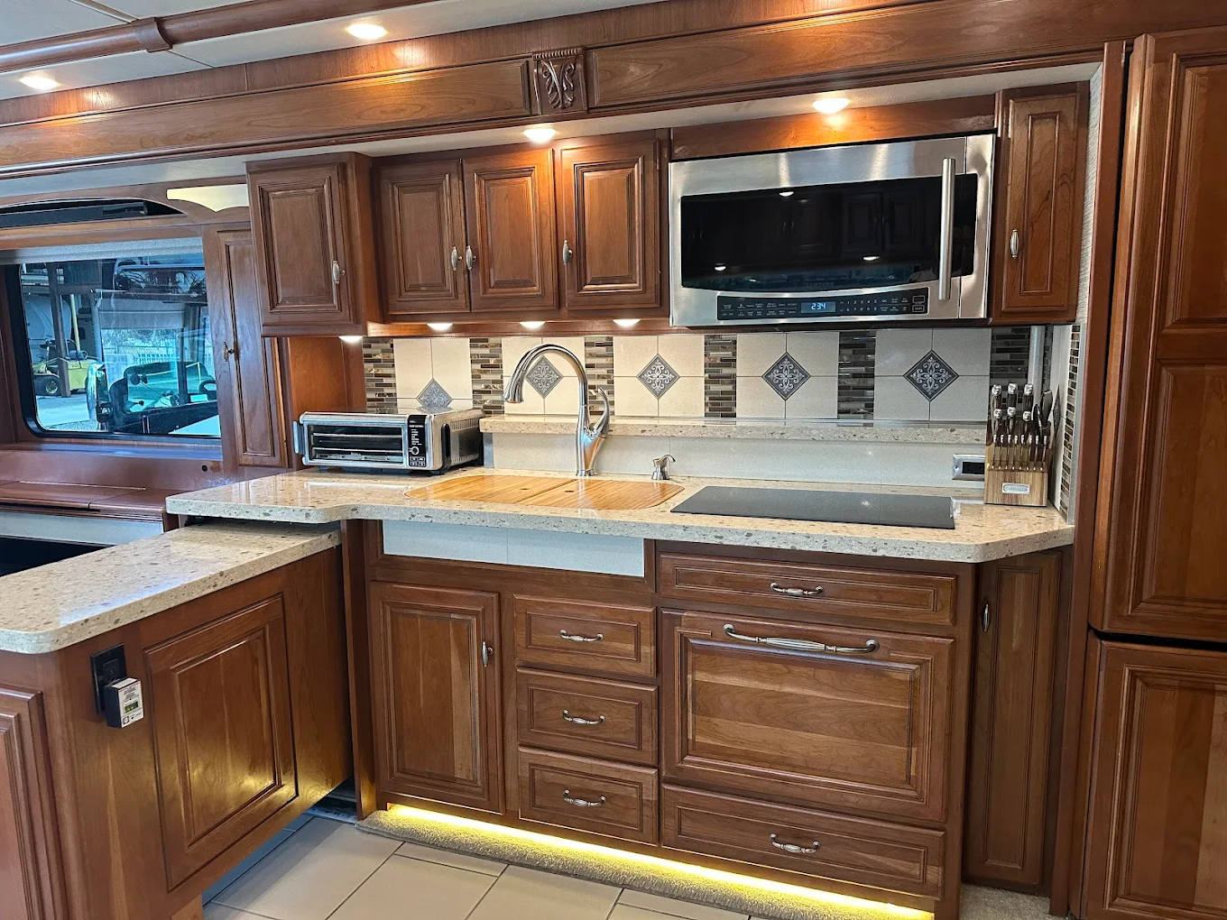 Sparkling clean Tampa kitchen after professional cleaning by Easy Clean Service