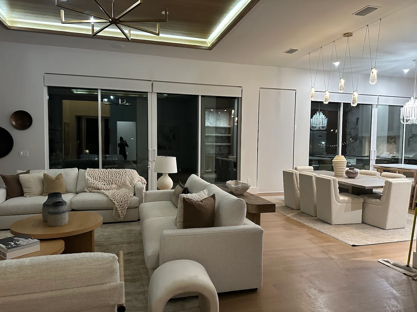 Spotless Tampa living room after professional cleaning by Easy Clean Service