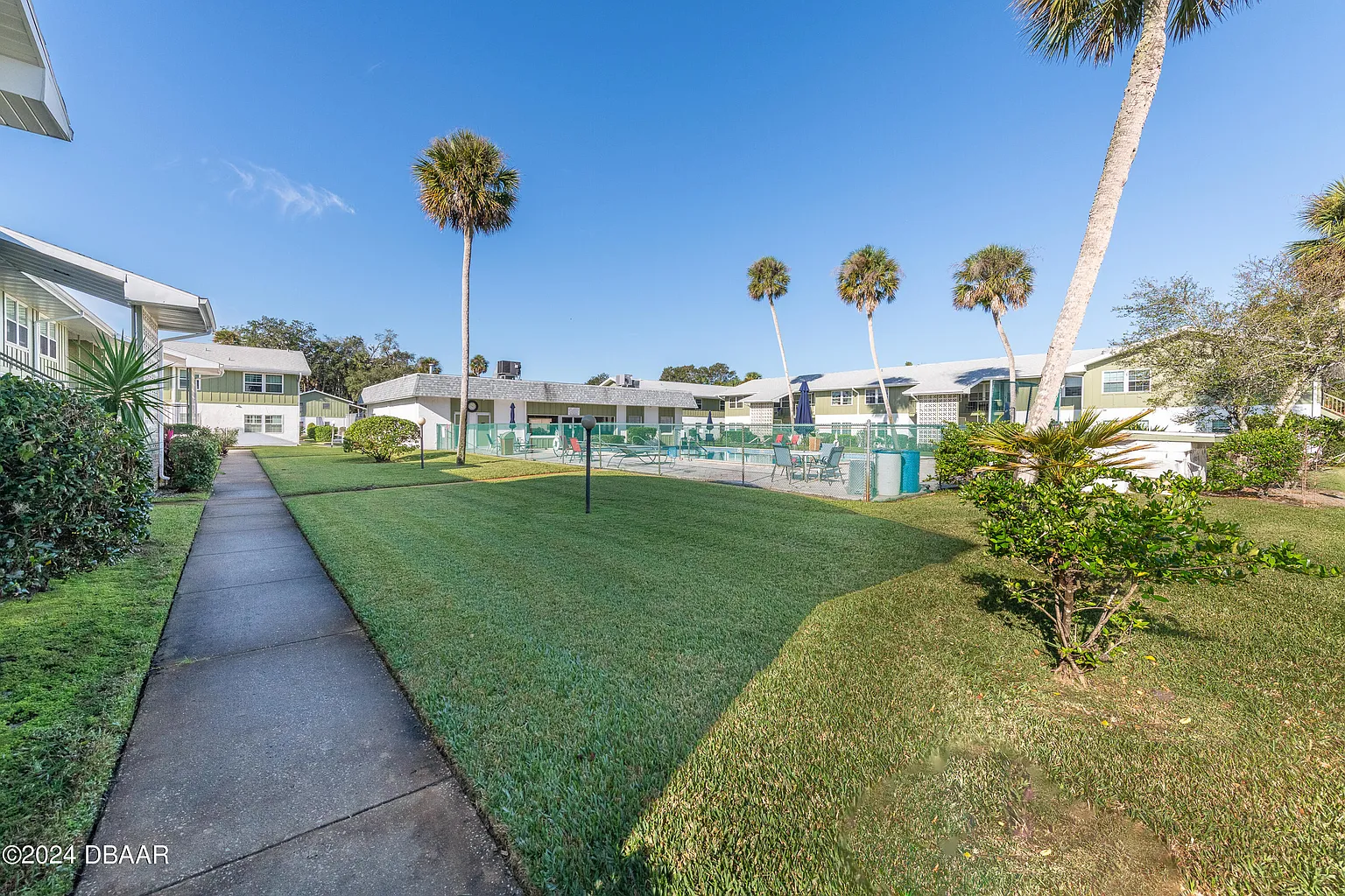 116370_42841_tinymceimage_B-Unit-21-Green-grass-to-clubhouse-webp.webp