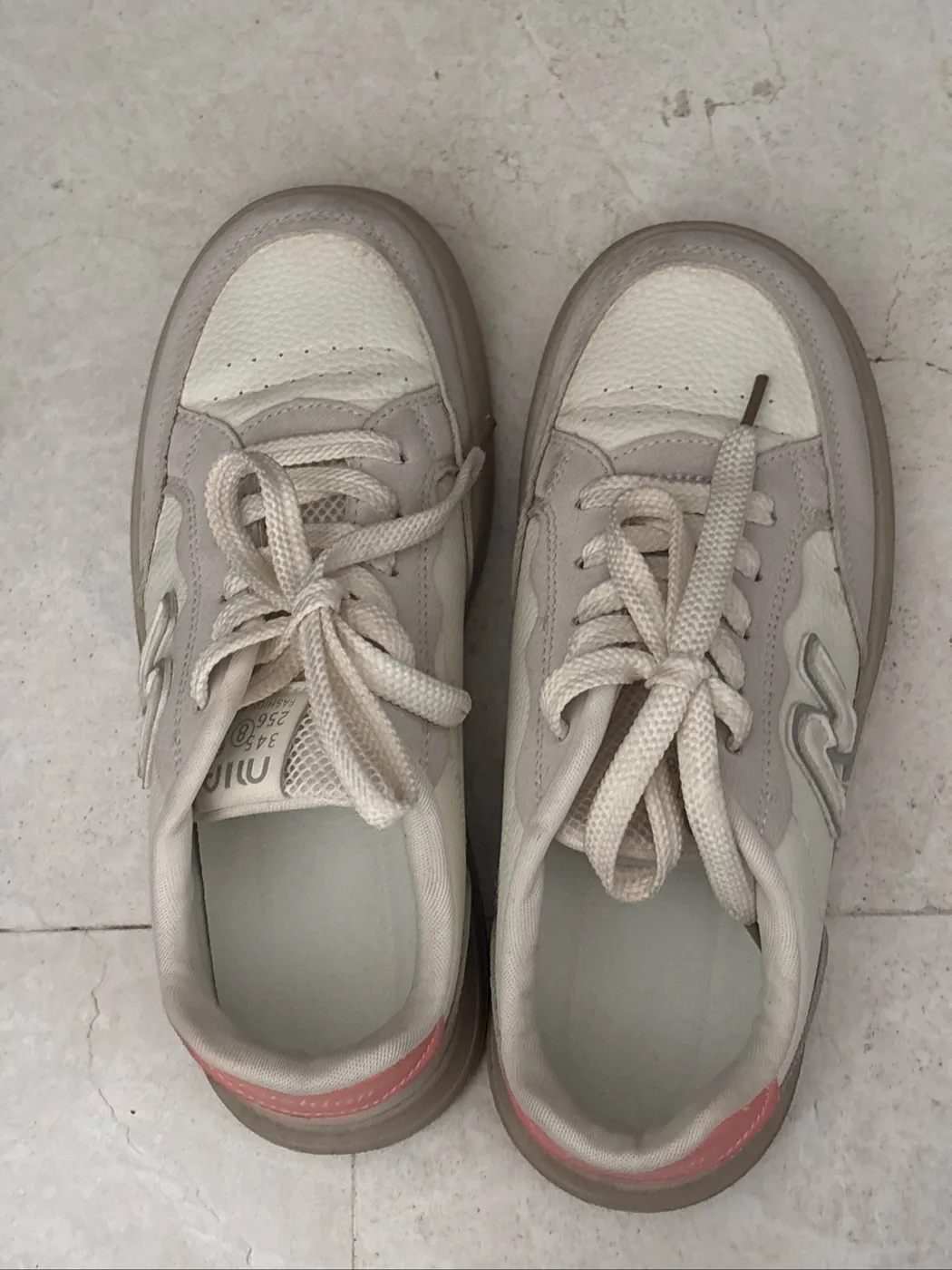 حذاء رياضي MIU