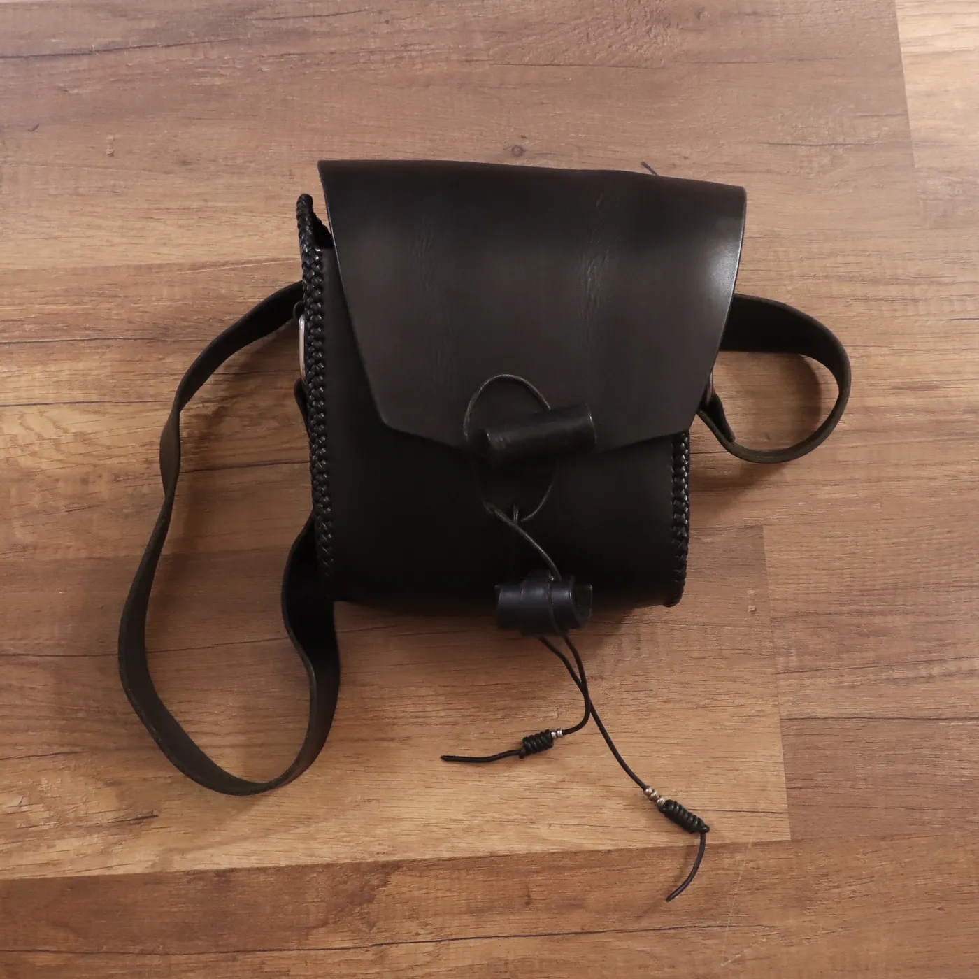 حقيبة كتف جلدية سوداء يدوية الصنع | Handmade Black Leather Shoulder Bag