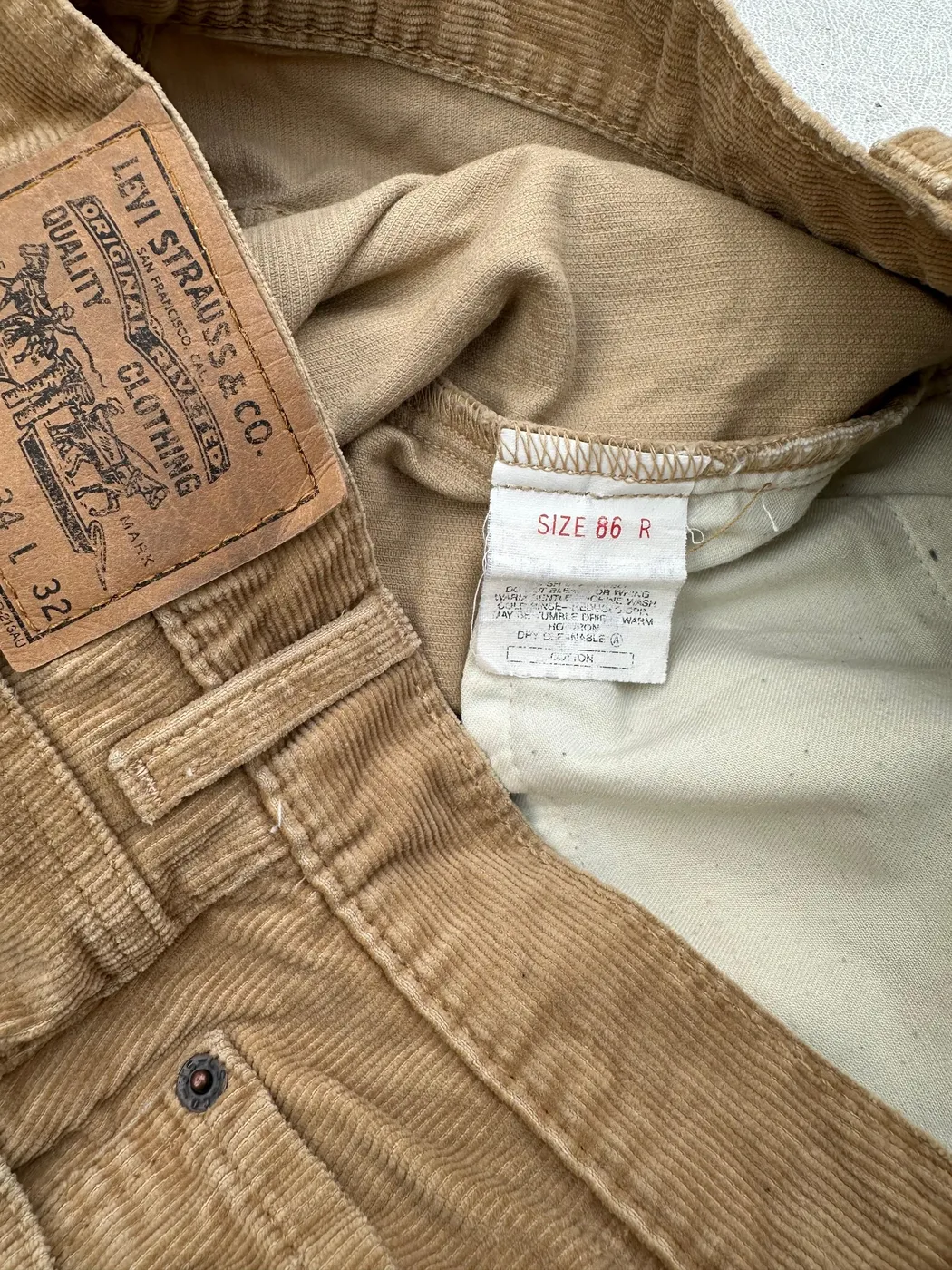 بنطال مخمل (Corduroy) كلاسيكي من إنتاج شركة Levi Strauss & Co. الشهيرة - صورة 5