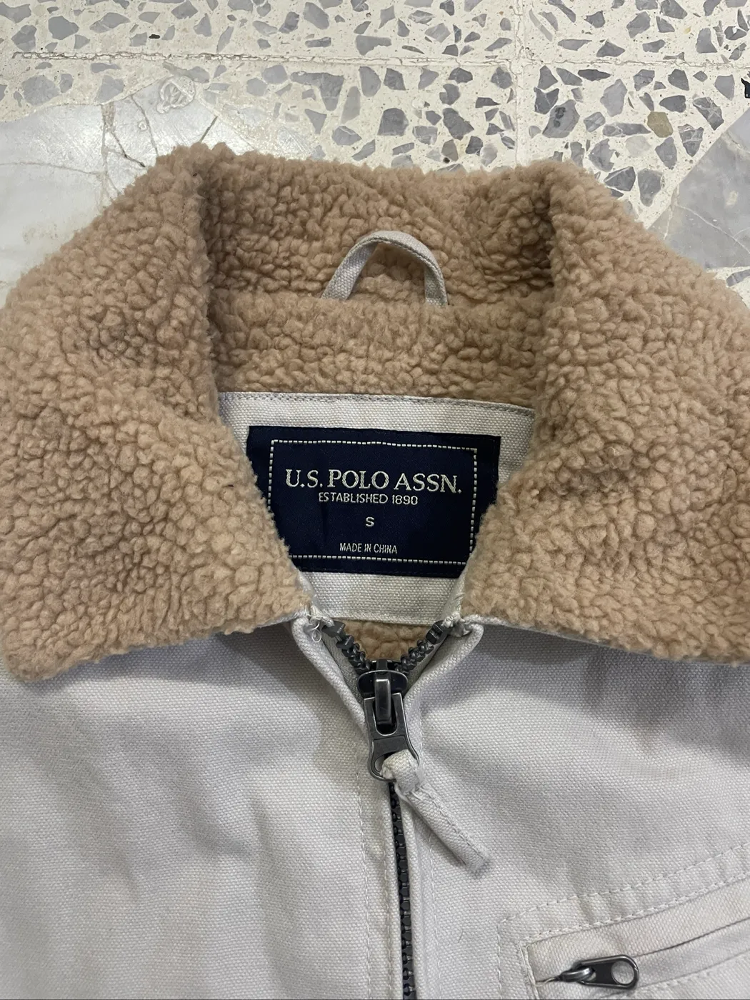 جاكيت أصلي U.S. Polo Assn. فخم بياقة وداخل فرو - صورة 4
