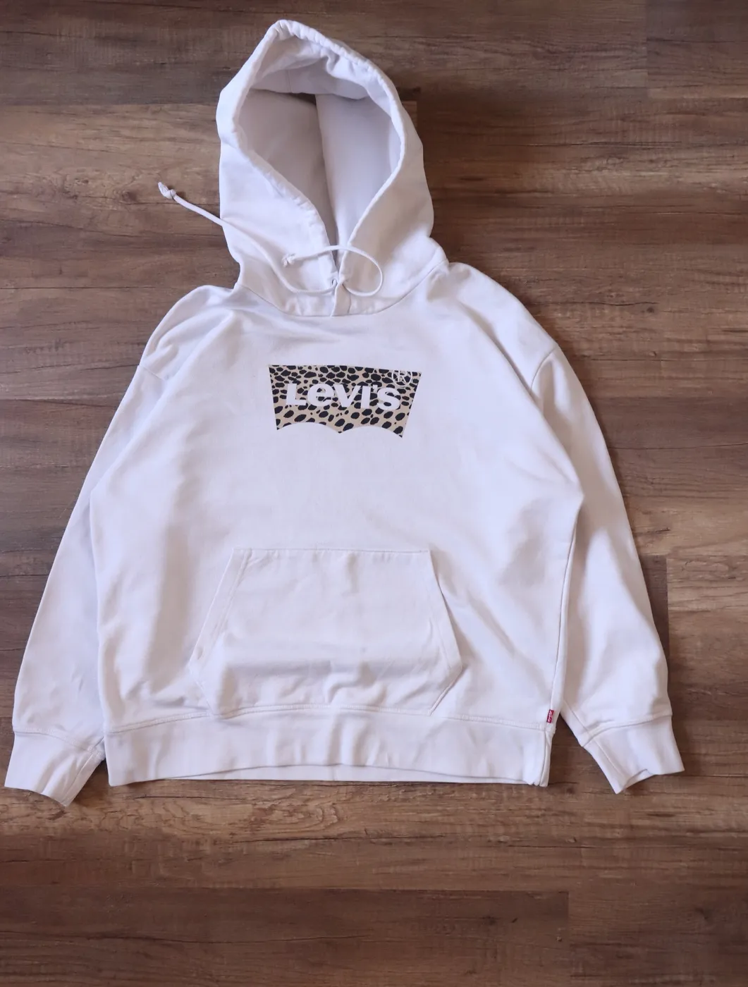 هودي Levi's أبيض بطبعة فهد