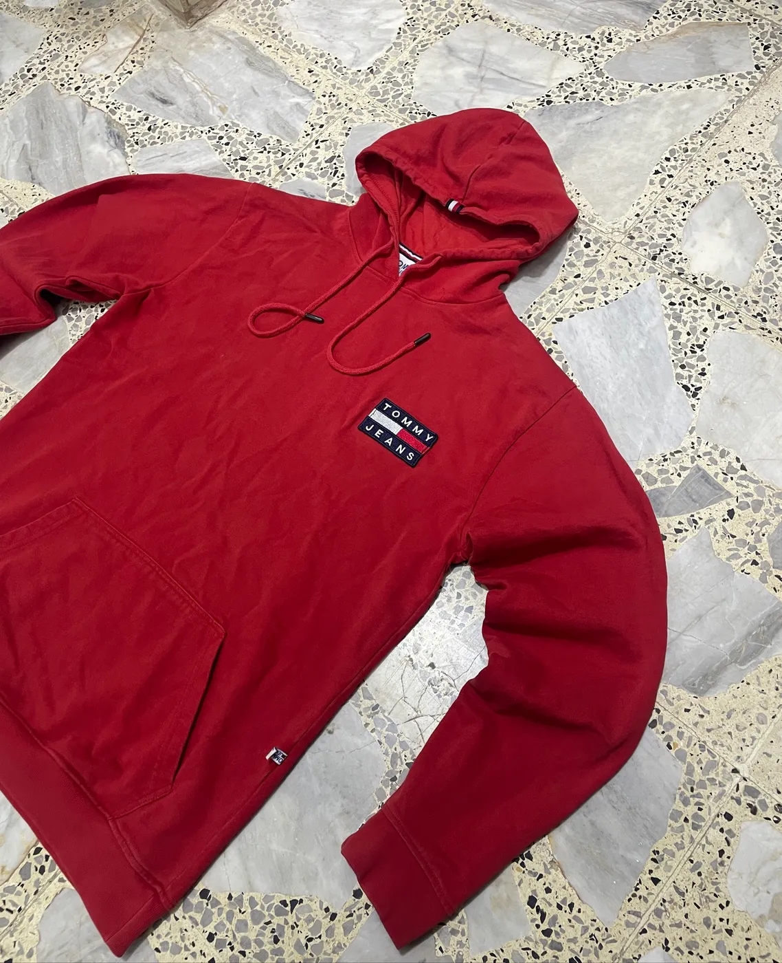 هوديي باللون الأحمر من علامة تومي جينز (Tommy Jeans) - صورة 2
