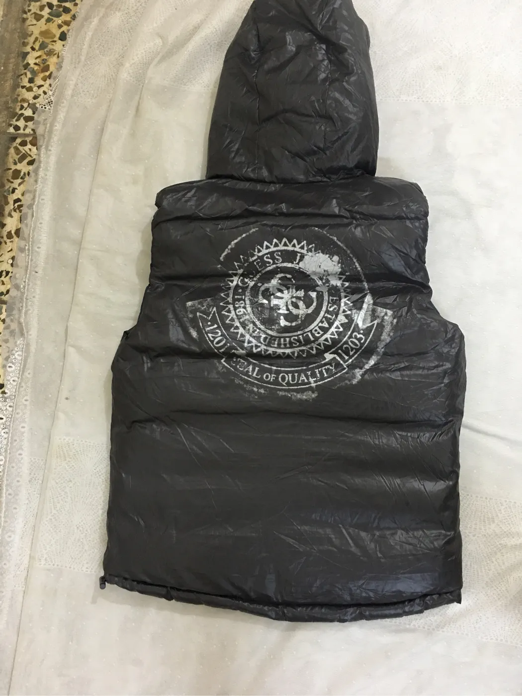 سترة كيس مبطنة بقبعة | Guess Hooded Puffer Vest - صورة 3