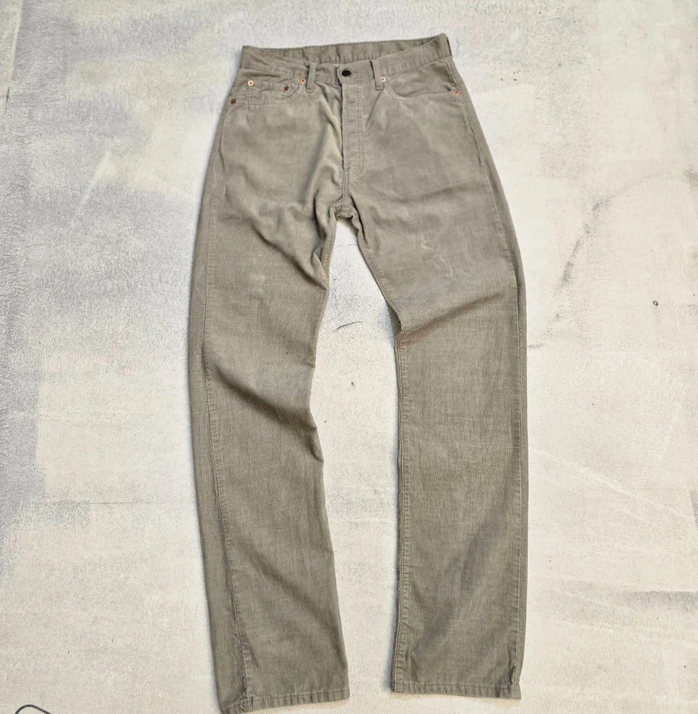 هذا البنطلون هو بنطلون مخمل مضلع (Corduroy))قديفة) كلاسيكي من إنتاج شركة Levi Strauss & Co