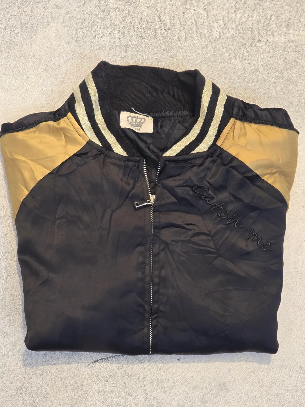.جاكيت سوكاجان (Sukajan Jacket) وهو النمط الياباني التقليدي الشهير لسترات البومبر التذكارية اسود وذهبي مقاس M