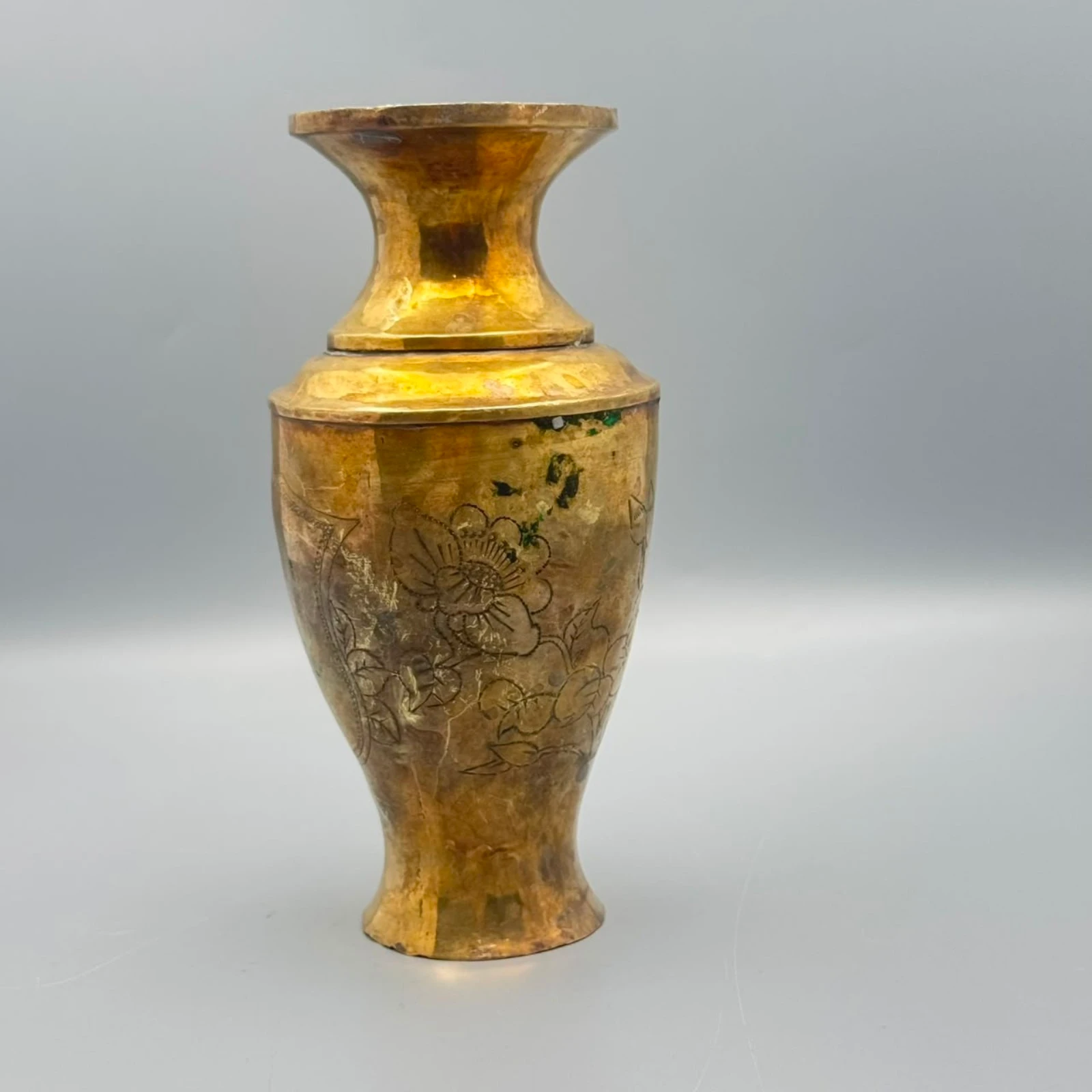 مزهرية نحاسية بنقوش زهور | Brass Vase with Floral Engravings