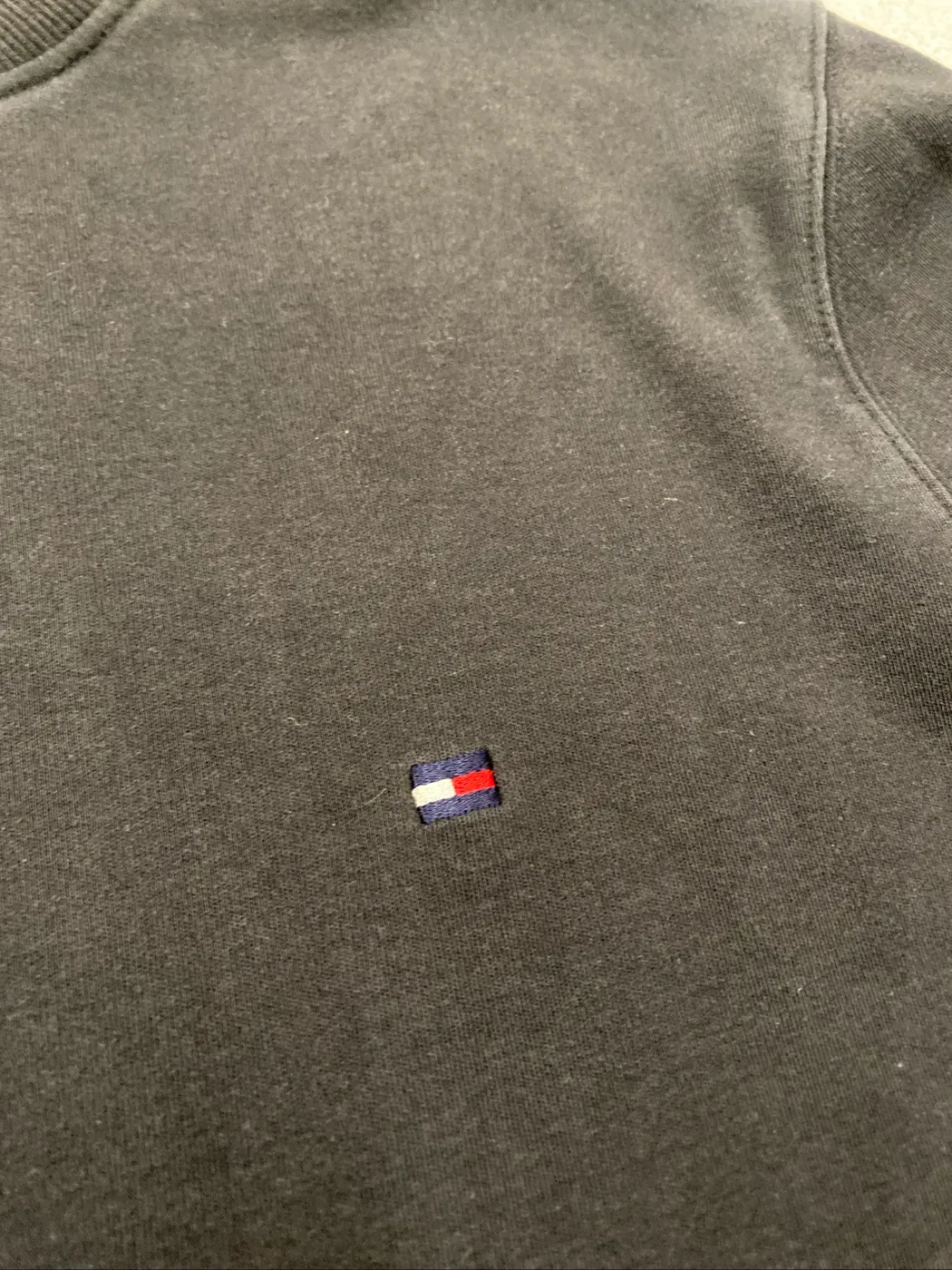 بلوز ماركه الفاخره tommy hilfiger - صورة 2