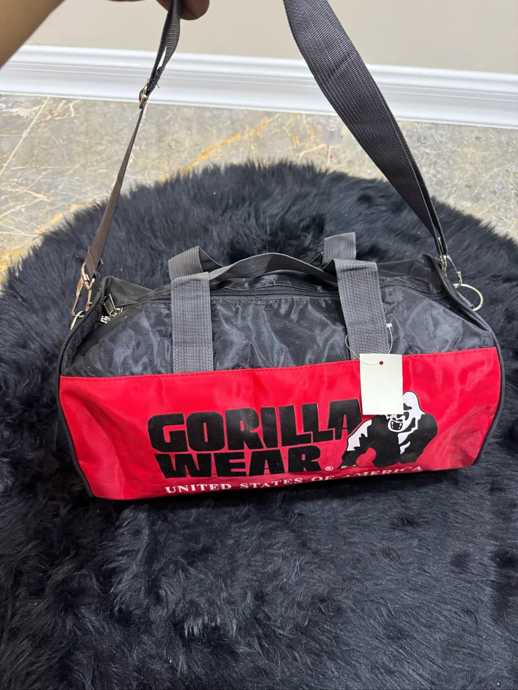 حقيبة رياضية Gorilla Wear لون أحمر وأسود - صورة 2