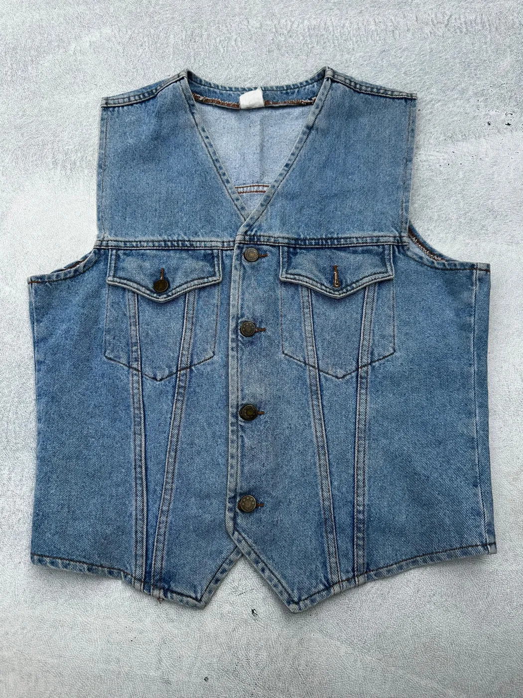 سترة جينز كلاسيكية بدون أكمام (Vintage Denim Vest)