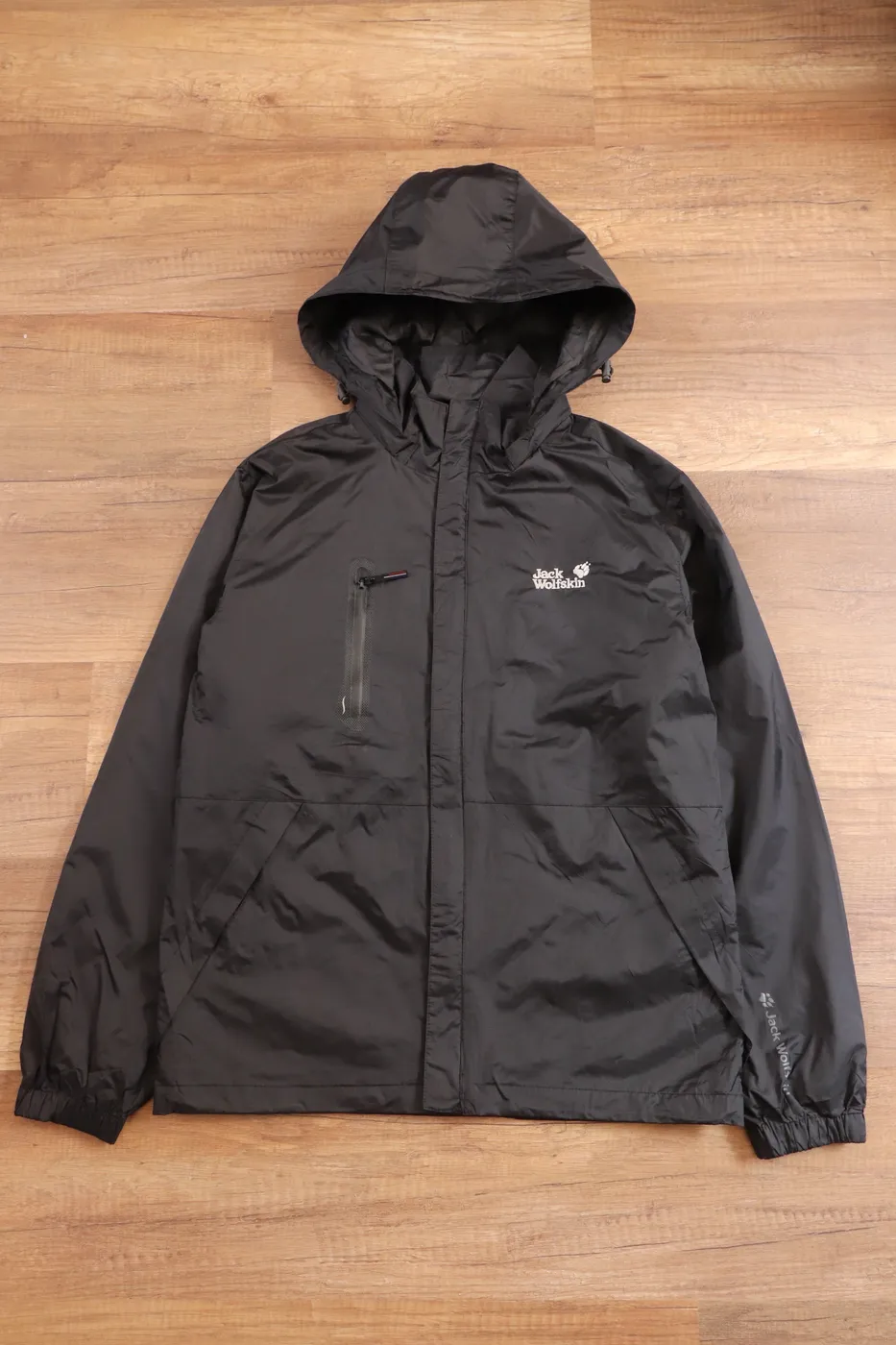 جاكيت Jack Wolfskin أسود بقبعة